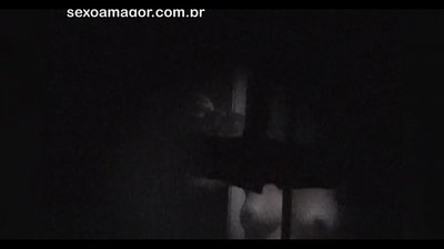 ბლონდი ფარულად გადაიღებს ვიდეოჩანაწერს ღრუ აგურის მიღმა დამალული სამეზობლოში